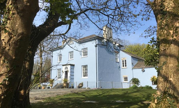 Crug Glâs is a 5 star country house set in the rolling farmland of North Pembrokeshire. it is near St. Davids, the smallest city in Britain and beauti